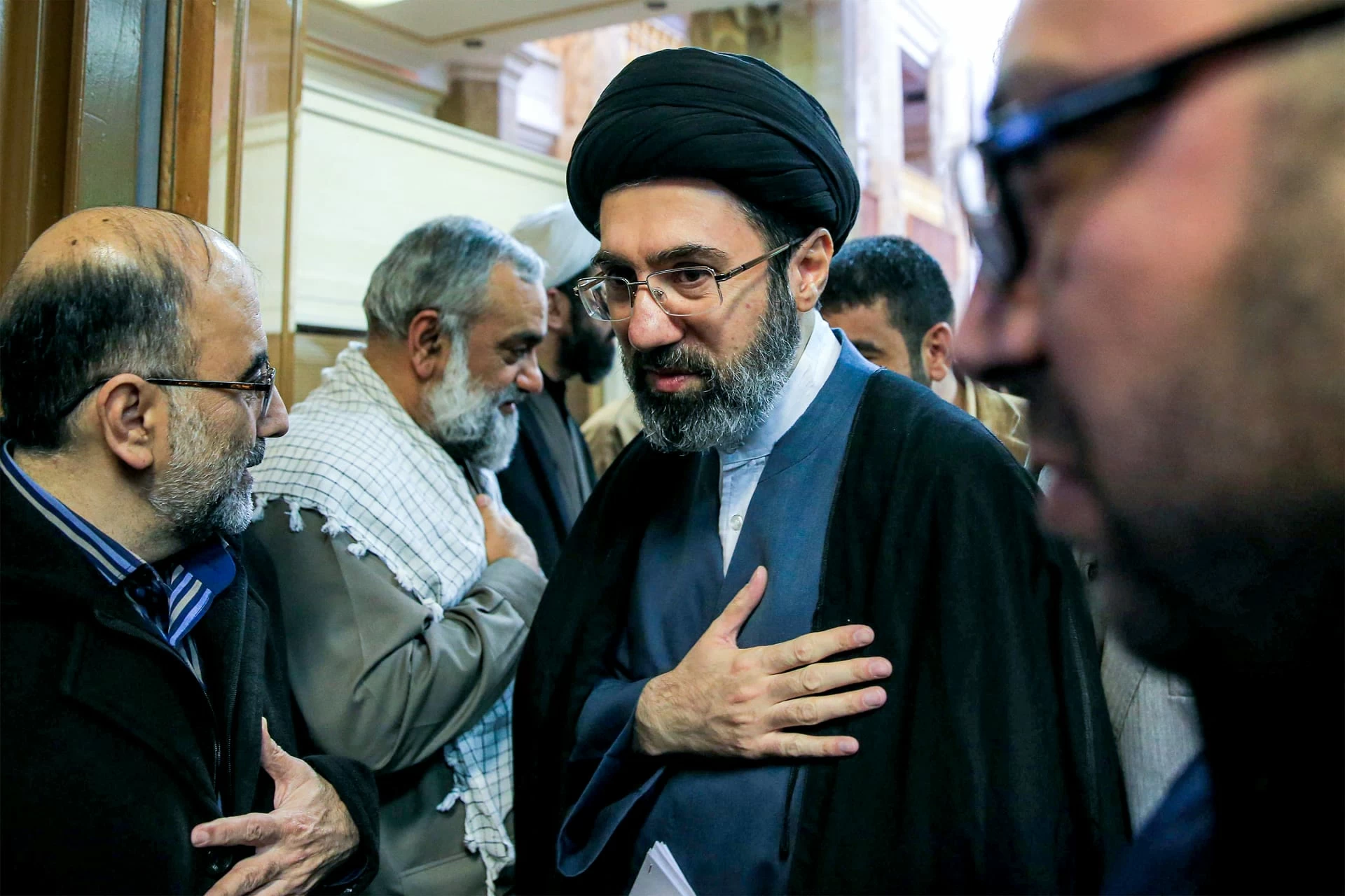 الأزمة الداخلية في إيران: غياب خامنئي وصراع الأجنحة