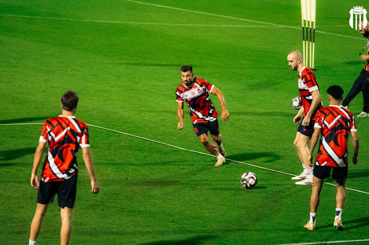 مباراة الرياض والفتح اليوم: صراع البقاء في دوري روشن