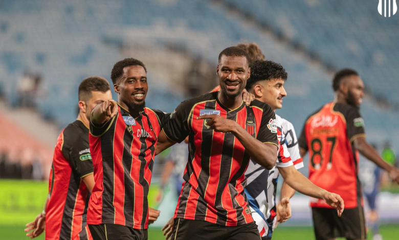 الرياض يهزم الفتح ويتمسك بآمال البقاء في دوري روشن