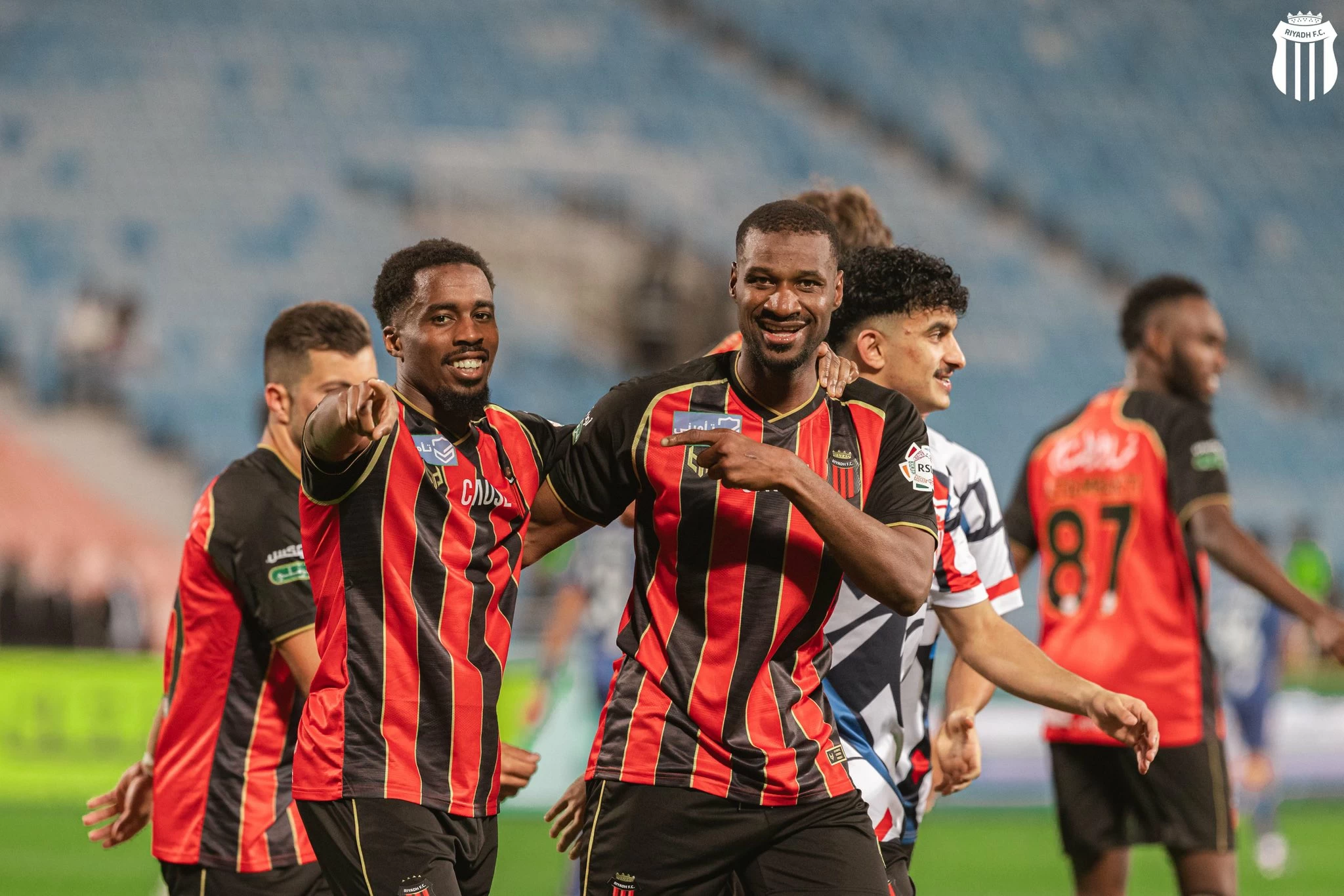الرياض يهزم الفتح ويتمسك بآمال البقاء في دوري روشن