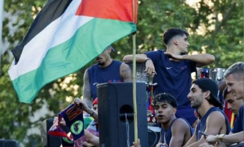 لامين يامال يرفع علم فلسطين في احتفالات برشلونة