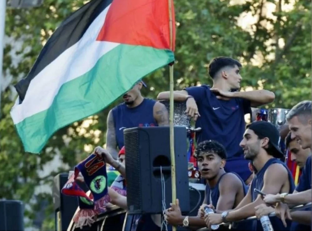 لامين يامال يرفع علم فلسطين في احتفالات برشلونة