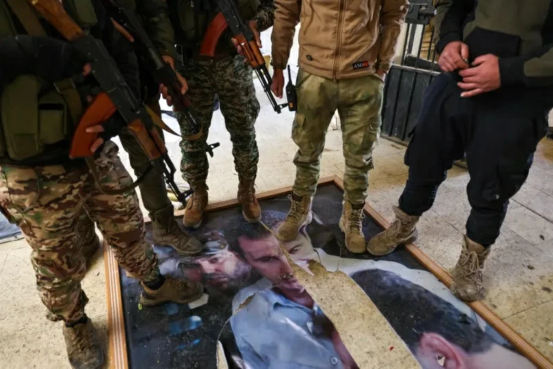 خفايا فلول النظام السوري في لبنان: 200 ضابط تحت المراقبة