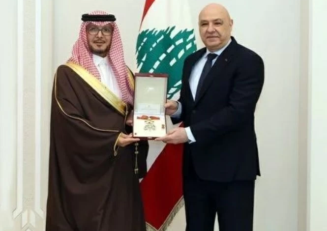 الرئيس عون يمنح السفير السعودي في لبنان وسام الأرز