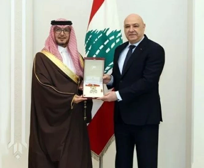 الرئيس عون يمنح السفير السعودي في لبنان وسام الأرز