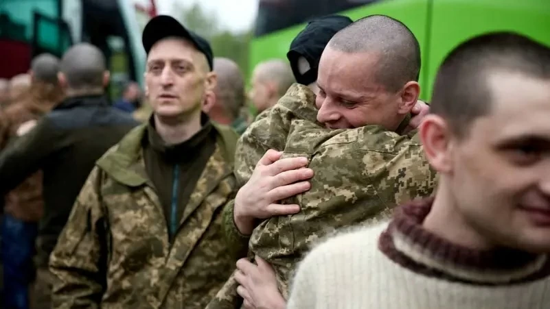 تبادل أسرى الحرب بين روسيا وأوكرانيا: تفاصيل عودة 410 جنود