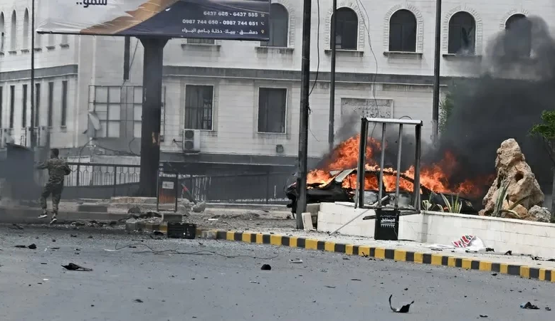مقتل جندي في انفجار سيارة مفخخة في دمشق قرب وزارة الدفاع