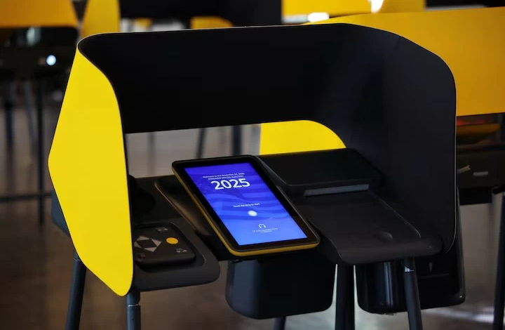 مخاوف من فوضى انتخابية: خطة إدارة ترامب لحظر أنظمة التصويت