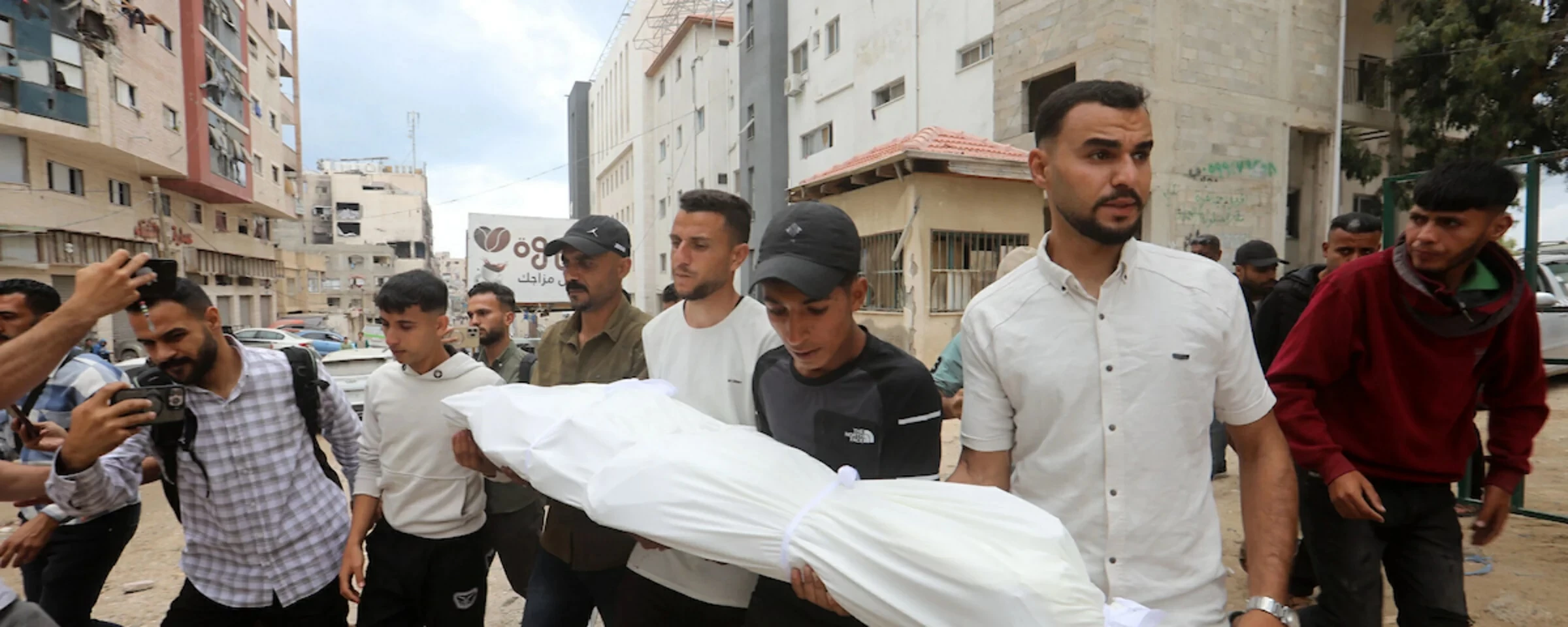 11 قتيلاً في غزة: تصعيد إسرائيلي جديد يهدد مفاوضات الهدنة