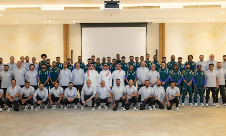 الأمير الفيصل يلتقي المنتخب السعودي لدعمهم في تصفيات 2026