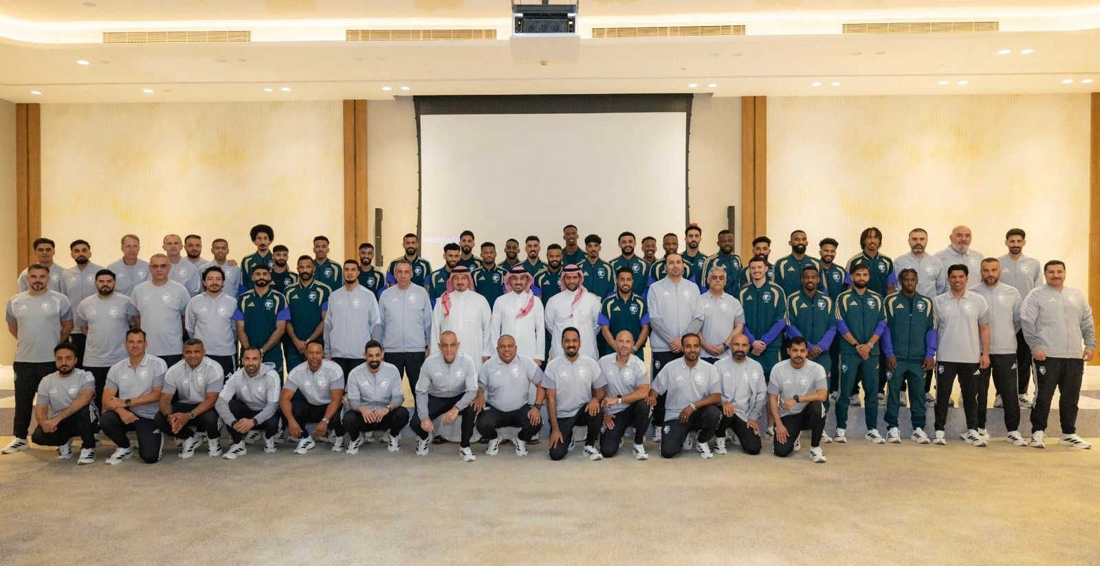 الأمير الفيصل يلتقي المنتخب السعودي لدعمهم في تصفيات 2026