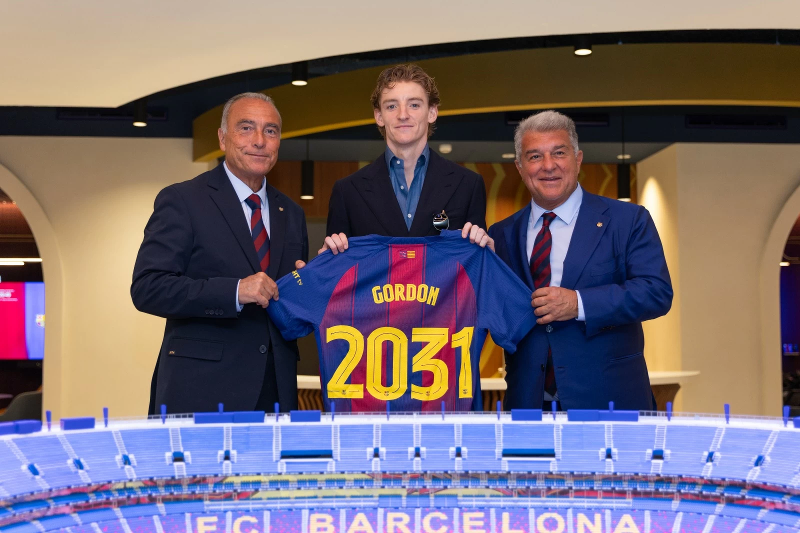 برشلونة يضم أنتوني غوردون رسمياً: تفاصيل الصفقة وتأثيرها