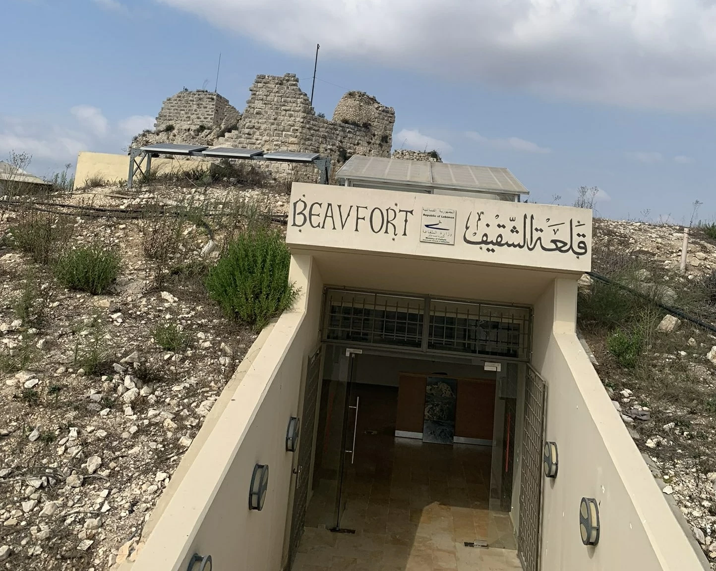 العملية العسكرية في جنوب لبنان: إسرائيل تنذر السكان وتسيطر على الشقيف