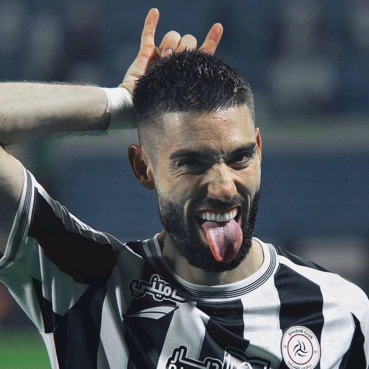 يانيك كاراسكو يجدد عقده مع الشباب حتى 2027 | أخبار دوري روشن