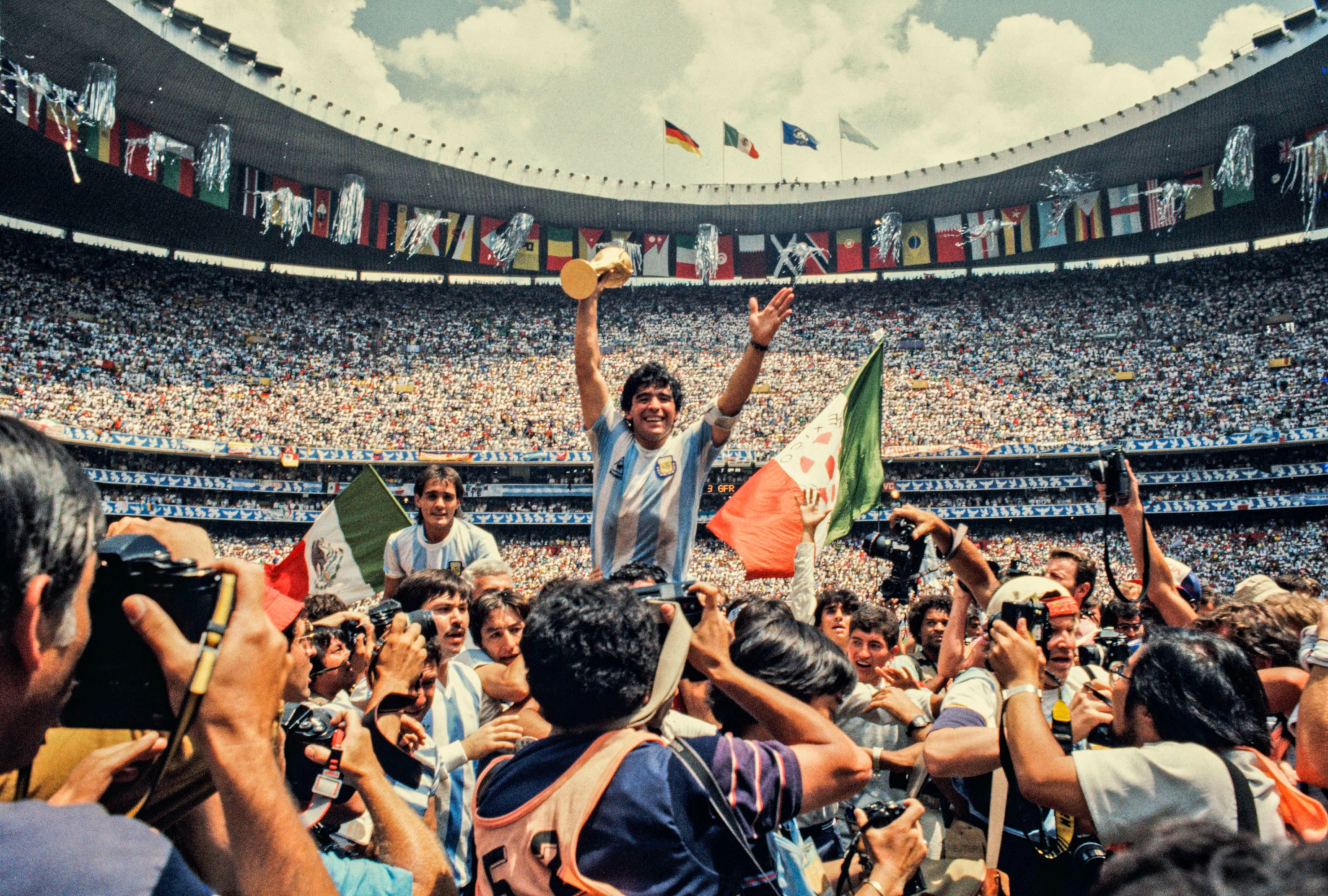 مصور مارادونا يكسر القواعد بصورة الفايكنغ لمنتخب النرويج