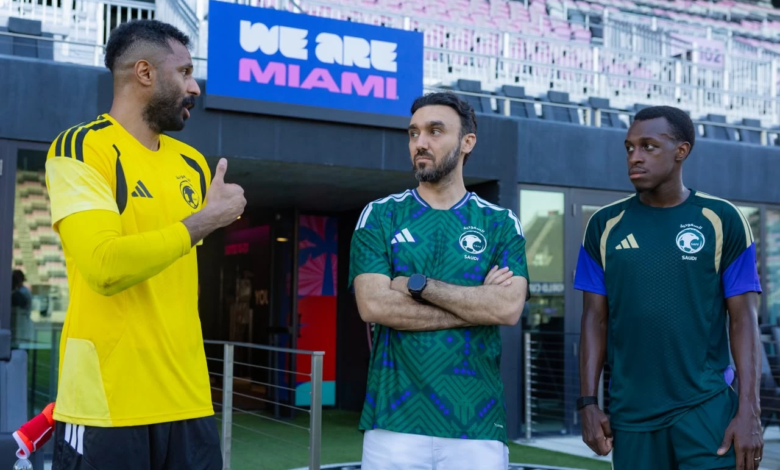 وزير الرياضة يدعم المنتخب السعودي قبل تصفيات كأس العالم 2026