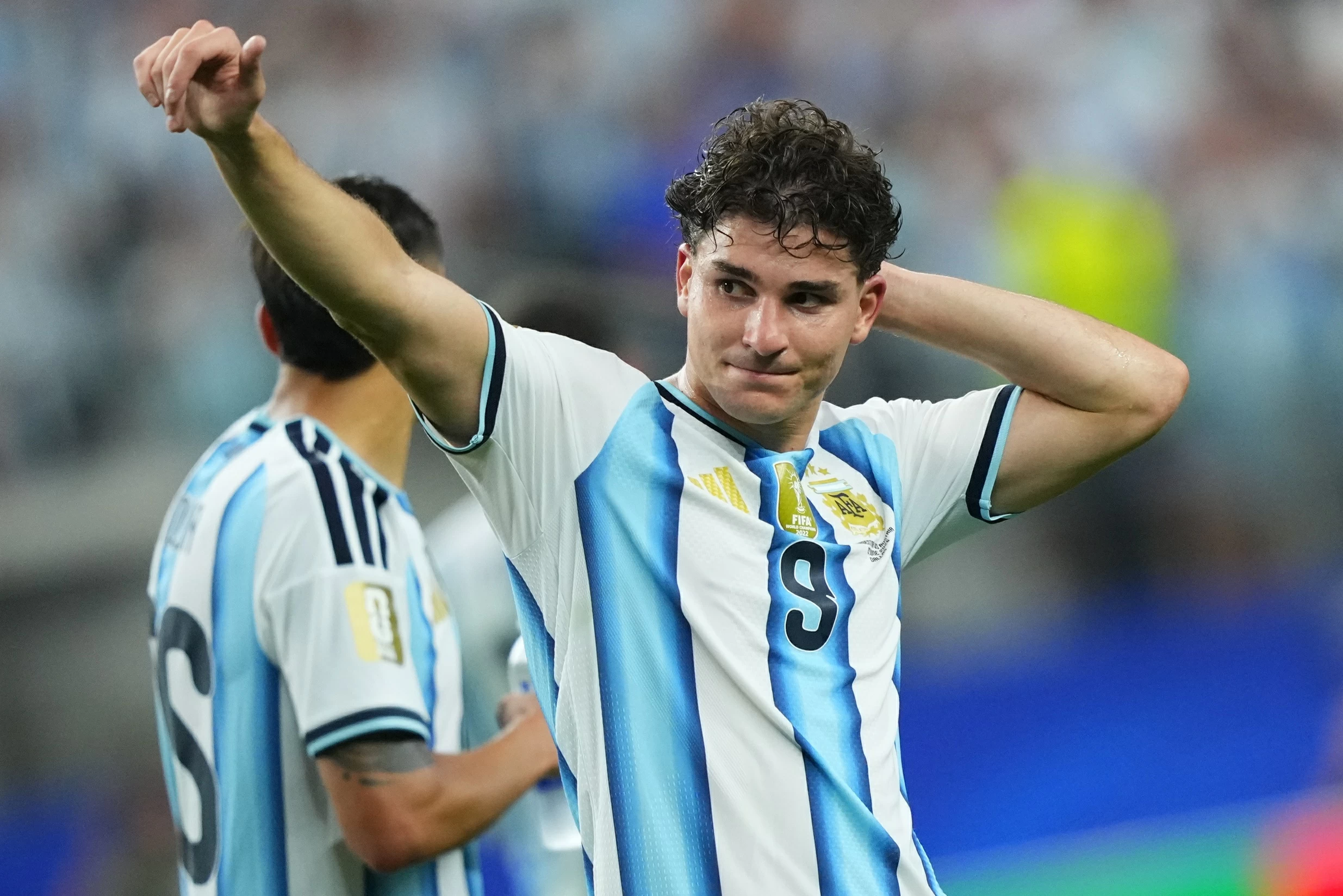 شكوى أتلتيكو مدريد ضد برشلونة في الفيفا بسبب ألفاريز
