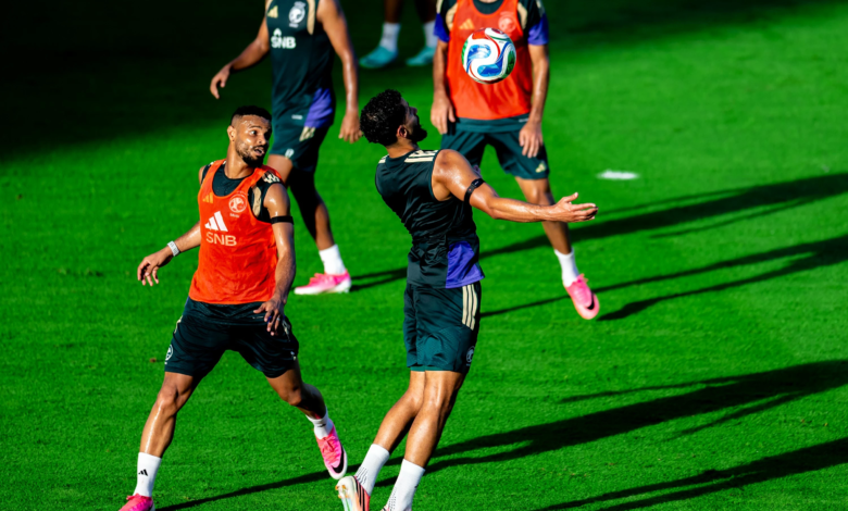 استعدادات المنتخب السعودي: خطط دونيس الدفاعية والتحضير النفسي