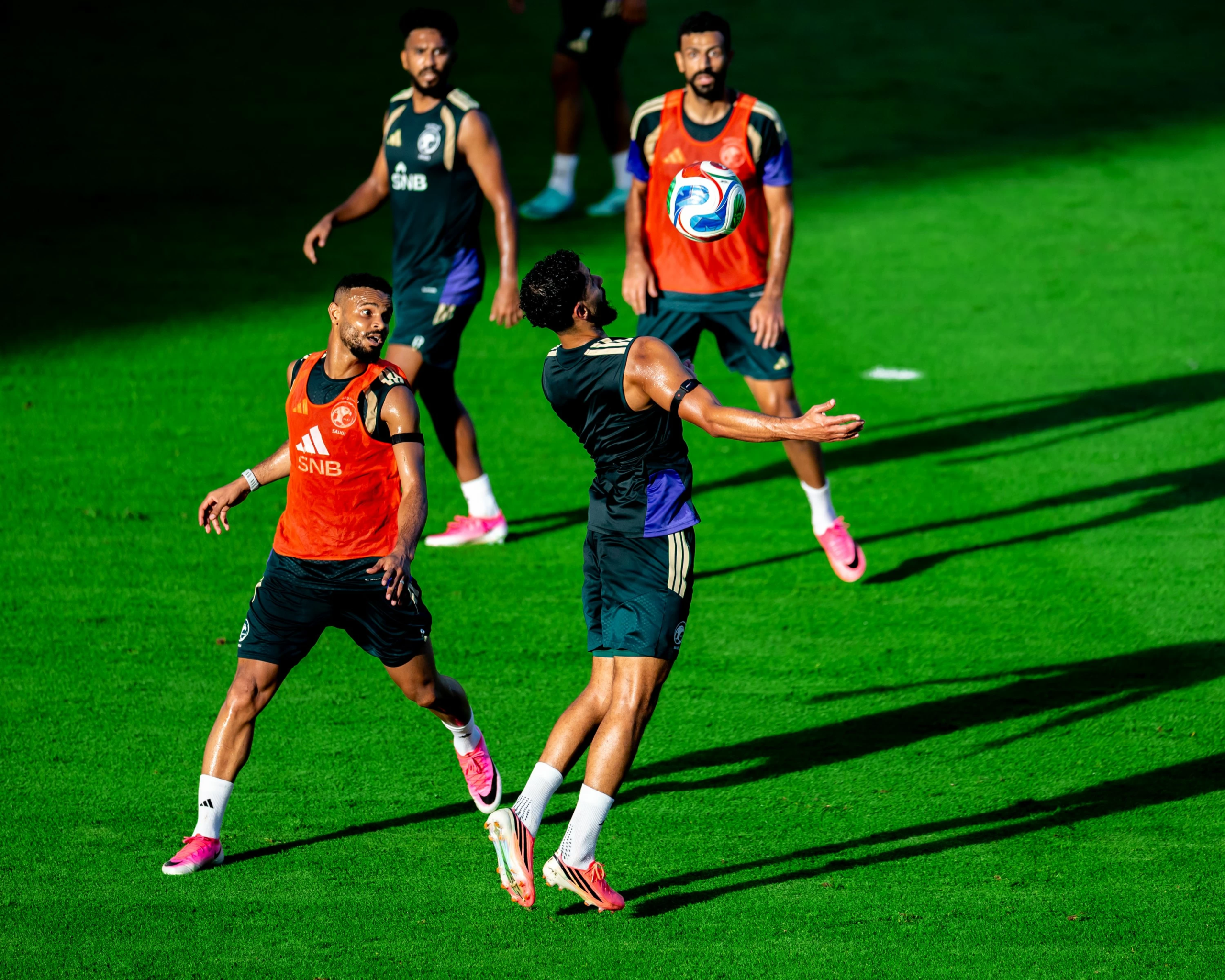 استعدادات المنتخب السعودي: خطط دونيس الدفاعية والتحضير النفسي