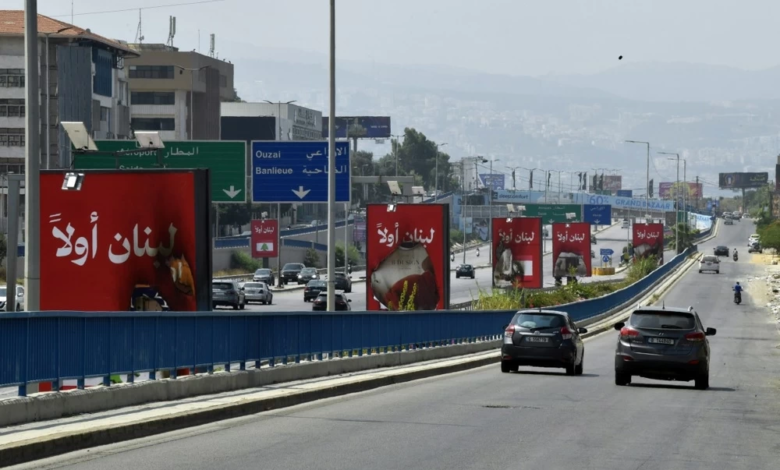 أنصار حزب الله يحرقون لافتات "لبنان أولاً" بعد اتفاق إسرائيل