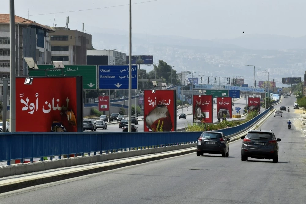 أنصار حزب الله يحرقون لافتات "لبنان أولاً" بعد اتفاق إسرائيل