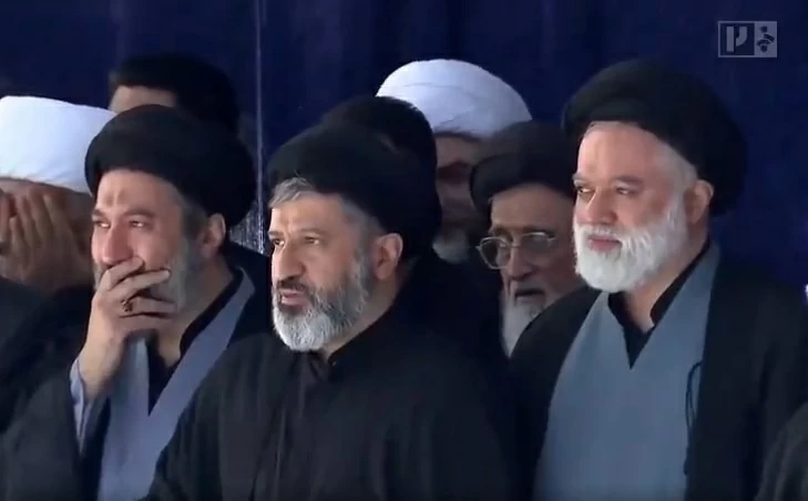 غياب مجتبى خامنئي عن جنازة والده يثير تساؤلات حول خلافة المرشد